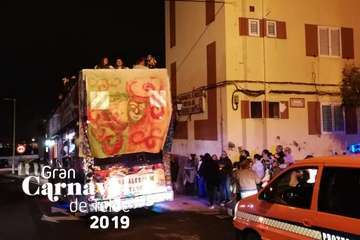 La  carroza anunciadora del Carnaval recorrió este miércoles el centro de la ciudad (Foto TA)